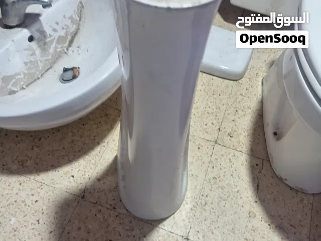 حمام فرنجي ومغسله وعامودها والسيفون والبطاريات كامل عدتها للبيع