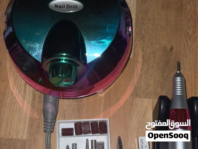 عدة وأدوات ومستحضرات العناية بالأظافر شبه جديدة