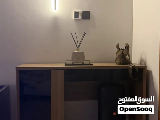 تسريحة و 2 طاولة جانبية