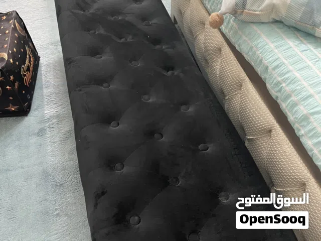 كنبه مع منطقه تخزين وطاولات مقاسين