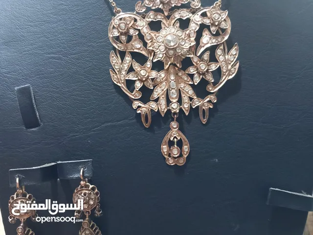 السلام عليكم عقد الماس وذهب انتيك قديم مع حلق قطعه فنيه من النوادر افحص وين ما بدك
