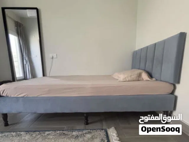 سرير مفرد مودرن بحالة ممتازة مع مرتبة