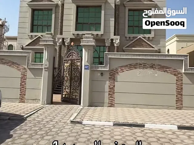 بيت العمر 9 سنين و 4 غرف فوق و غرفتين تحت و صاله و مجلس و مطبخ و غرفة خادمة و أستور