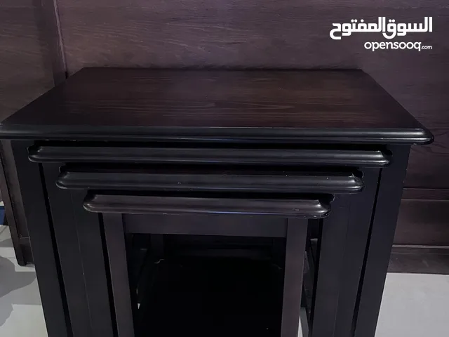 اثاث غرفة جلوس (7 مقاعد وبفة) وطاولات وسط وأدراج تلفزيون وتريد ميل بحالة ممتازة