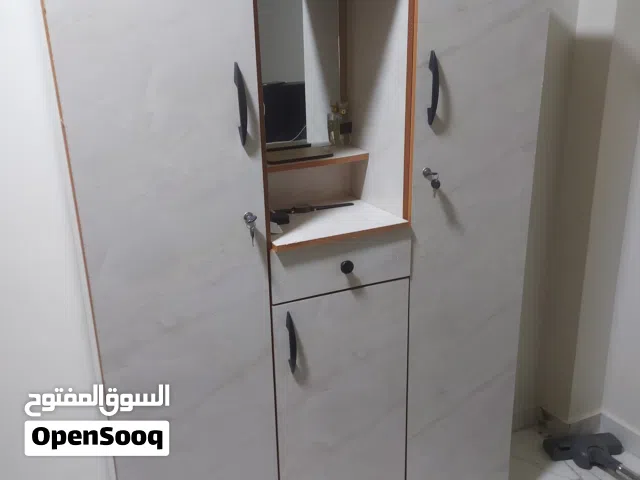 غرفة نوم 2 سرير مع دولاب