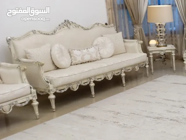 للبيع العاجل!! طقم تركي بدون طاولا كنبة كبيرة تتسع اربعة اشخاص. واربع من مقعد الجلوس ذو فرد