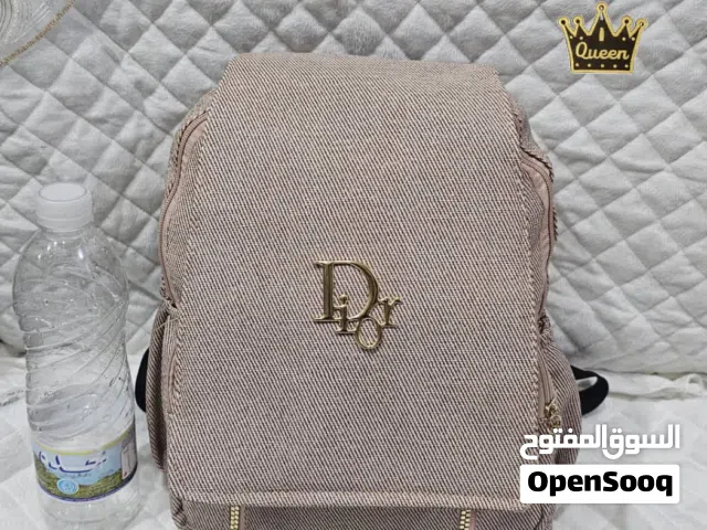 عصرية ومتعددة الاستخدامات.*   *شنطة ظهر بسعة متوسط الحجم جيبين 2 جيب  صغير الأمامي جيب كبير،*