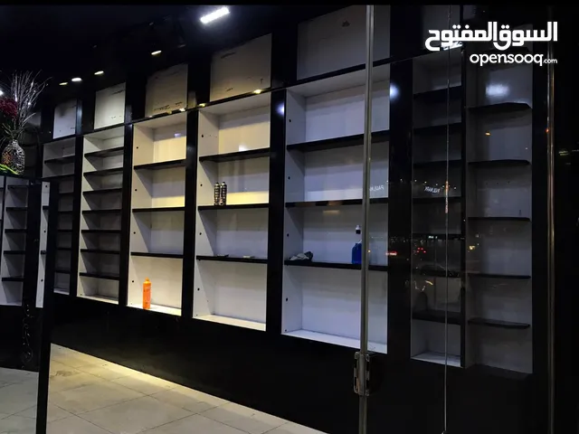 عمل كافة أنواع الديكورات والارفف للمحلات التجارية والصيدليات وغيرها من الديكورات
