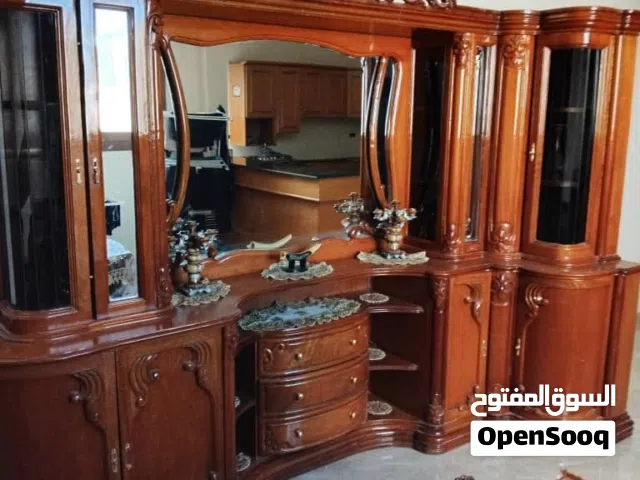 مكتبة للبيع نظيفة