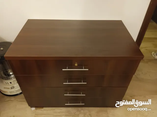 وحده ادراج جديد لون بني خشب  بسعرمنافس 15قطعه متوفر ودرج الأول بمفتاح عرض متر عمق 60سم ارتفاع 83سم