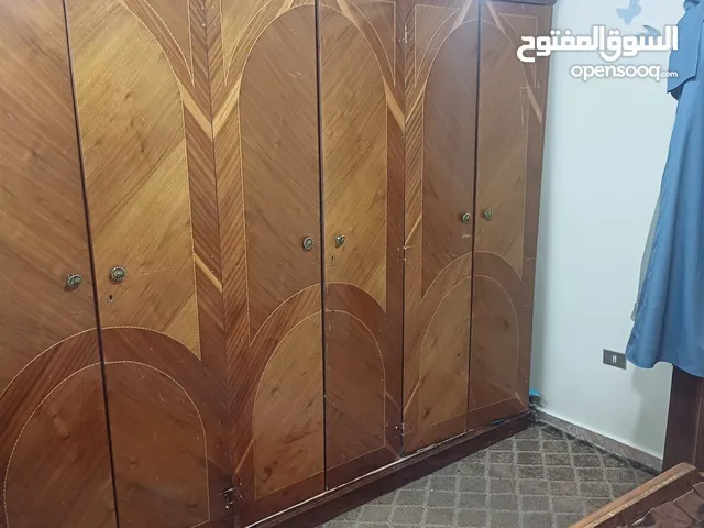 غرفه نوم بحاله جيده .يتوفر