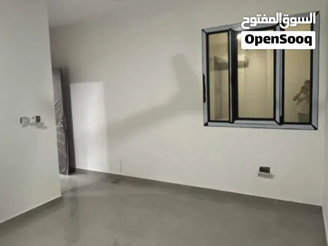 شقه لليجار في بوشر غرفتين وصاله وثلاث حمامات مطبخ جاهز