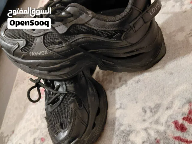 شوز مستعمل مرة واحدة فقط مريح جدا