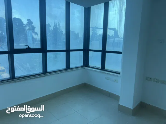 مكتب للايجار في الارسال قرب قصر الحمرا بصلح عياده طبيه او صالون تجميل او اي اعمال مكتبيه