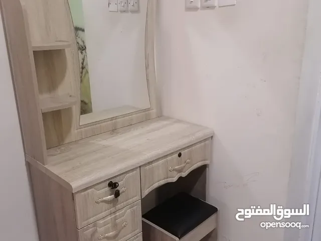 تسريحه مع كرسيها نظيفه وم مستخدمه واجد بيعه مستعجله