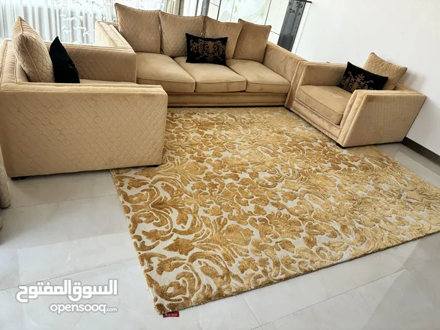 كنبة لونها ذهبي مع سجادة حرير  سعرهم 8000 درهم