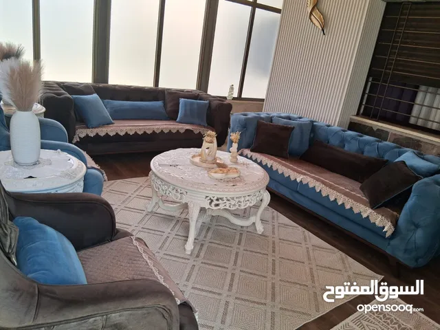 طقم كنبايات مميز مع طاولات فاخرة باللون البيج
