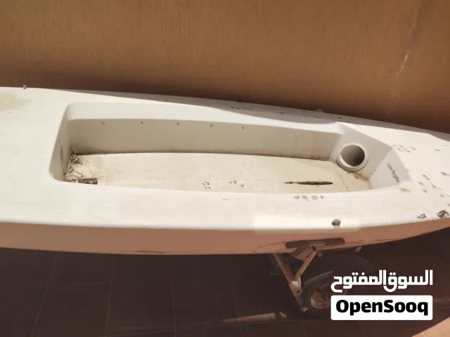 قارب شراع للبيع معاه مجذافه وعربانته واموره كلها تمام
