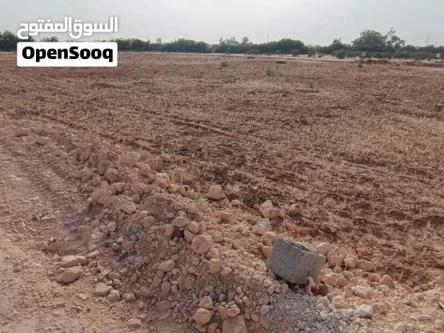 قطعة أرض منطقة أم مبروكة شارع المطبات