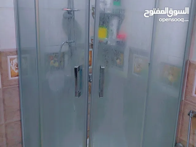 مغاسل وكابينه شاور نظيفه ومابيها اي خلل