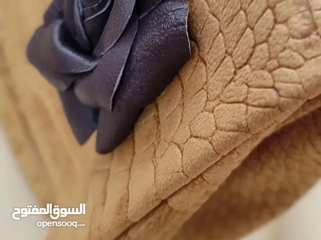 بروش مصنوع من الجلد الطبيعي