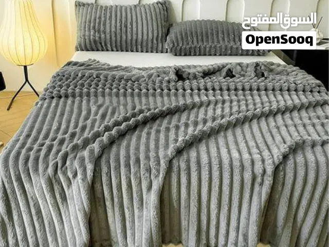 ملايات فوق السرير فرو جديد صافي مع تلابيس المخدات  خامه رائعه على اكبر مقاس سرير 220×240..........