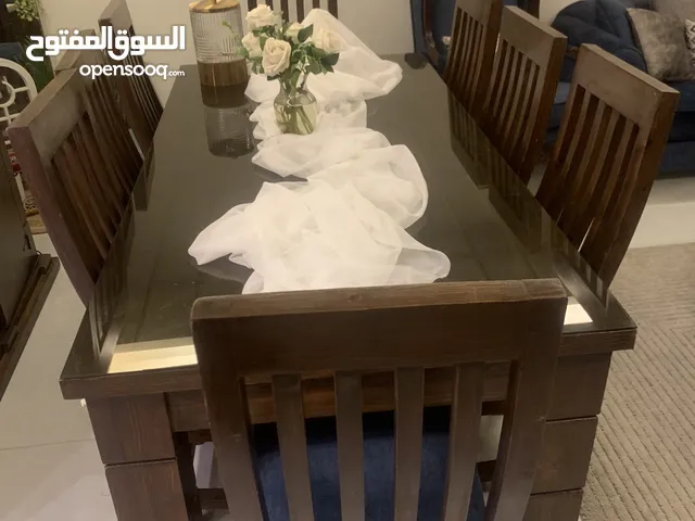 طقم سفره من ثلاث قطع   طاولة خشب 8 كراسي وفضيه و بوفيه بحالة الجديد