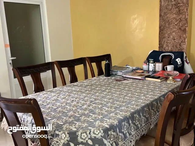 غرفة سفرة للبيع بحال الوكالة فقط تحتاج الكراسي إلى دهان بسيط من الاسفل