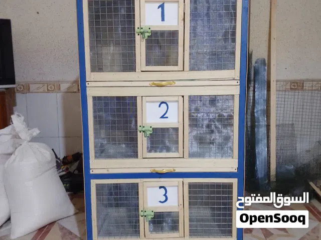 السلام عليكم متاح حاضنه 3طوابق الطار حديد والباقي خشب القياسات الطول 87 والنزال 49 والارتفاع 45