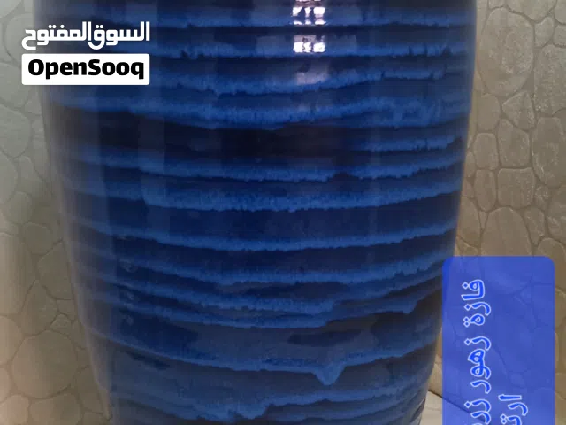 مزهرية زرقاء بارتفاع 45 سم عرض 30 سم