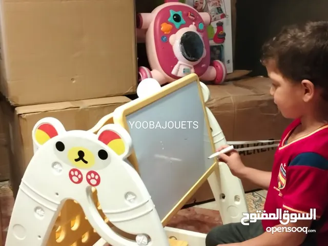 مكتب للاطفال و لوحة رسم و طاولة في نفس الوقت