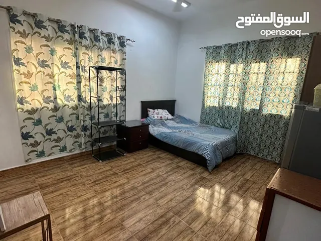 غرفه وحمام مع مطبخ مشترك في العذيبه خلف صيدليه أفلاج