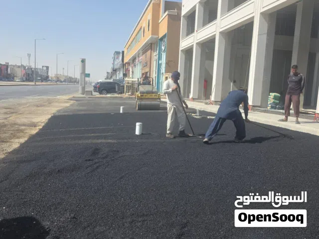 مقاول أسفلت في الرياض تنفيذ سفلتة الطرق والمواقف والساحات خبرة وجودة في العمل.