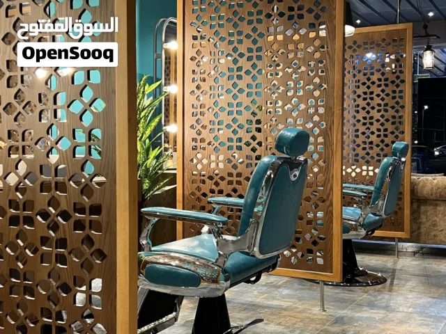 فرصة استثمارية صالون حلاقة راقي للبيع بالمعبيلة مع كامل المعدات
