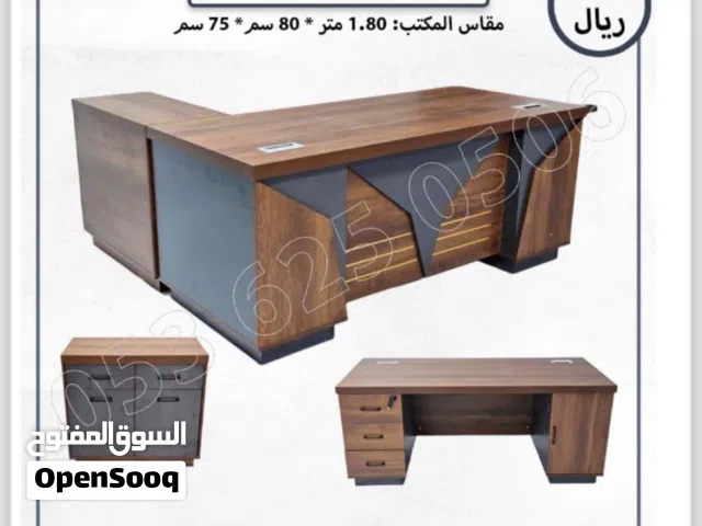 طاوله مكتب بتصميم انيق سطح واسع وخزانه جانبيه مكتب عملي للدراسات والعمل اثاث مكتبي حديث