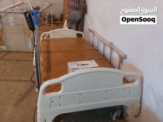 سرير طبي جديد لم يستعمل علي الشرط