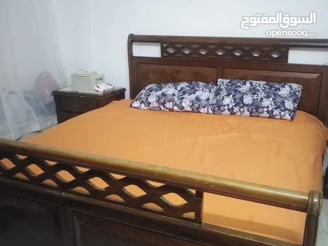 غرفة نوم للبيع مستعمل بحالة جيدة مكونة من سرير و 2 كومادينة و دسوار