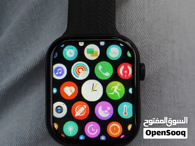 ساعة ذكية صينية لون أسود فيها حساب الخطوات واستقبال الإشعارات مع كرتونها وسوارين اضافيين الساعة نظيف