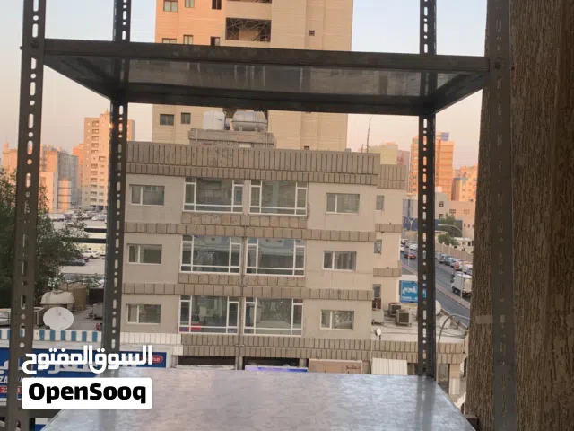 ستاند حديد مستعمل كالجديد 3 رفوف للبيع حولي شارع شرحبيل فوق سوق هاي وأي الكميه محدوده جدا للبيع بسعر