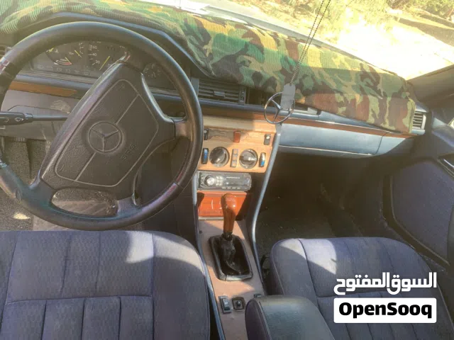 1990 مرسيدس بنز الفئة-E E 200