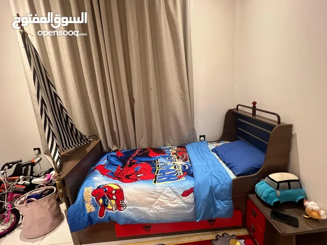 غرفة اطفال شبه جديدة للبيع سرير وكومود ومكتب كبير بأدراج جانبية