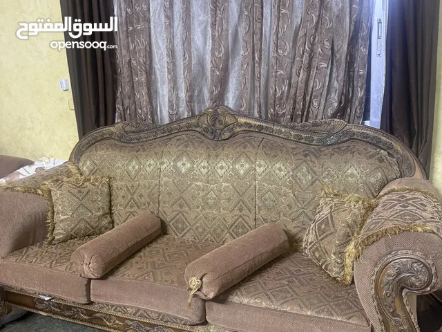 طقم كنب خشب 9 مقاعد + طاولات وسجاد وبرداي - بحالة ممتازه ، غرفة ضيوف كامله و جديده