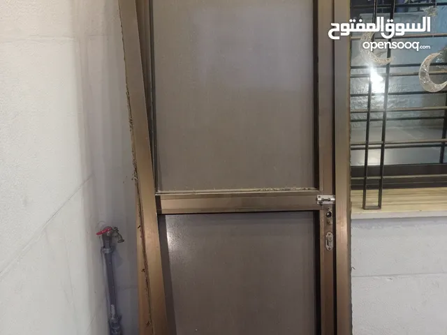 باب المنيوم نظيف