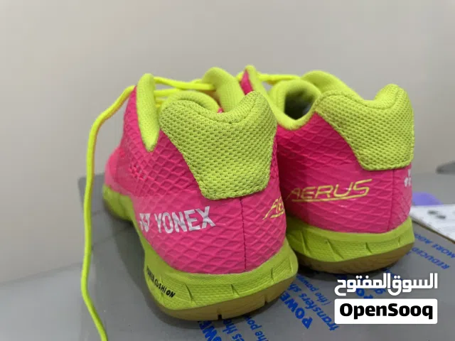 Yonex SHB Aerus Badminton Shoes in Bright Pink - EU 37 - Looks new used 3 times only!