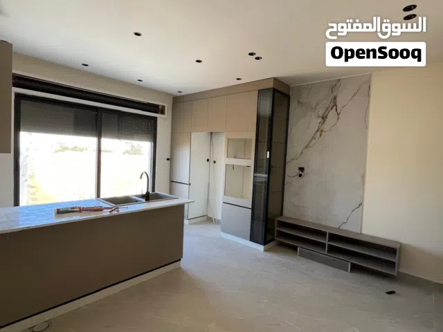 شقة شبه ارضي في الذراع الغربي باطلاله مباشره على عبدون مع مطبخ راكب