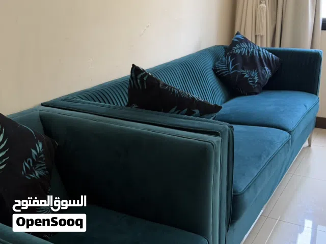 كنبات للبيع مع طاولات الشاي