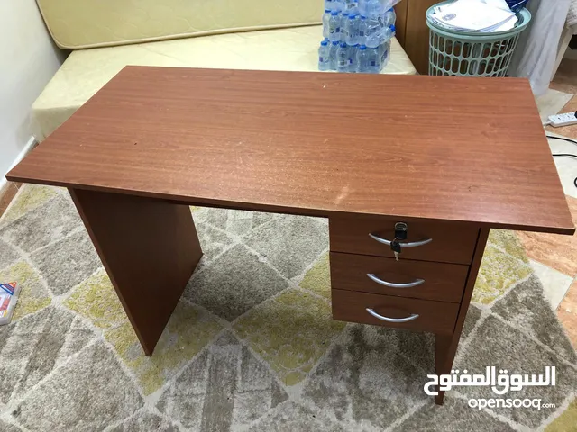 طاولة مكتب اخرى