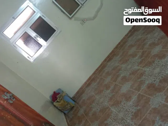 للبيع بيت في البريقه عند مسجد الرساله  مساحه البيت  11 ونص في 11 ونص مكون من 3 غرف وديون وصاله ك