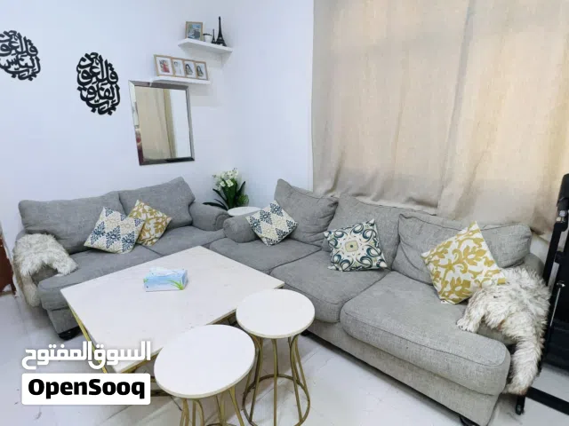 كنب عدد 2 لخمس اشخاص بحالة ممتازه وطقم طاولات رخام فخم