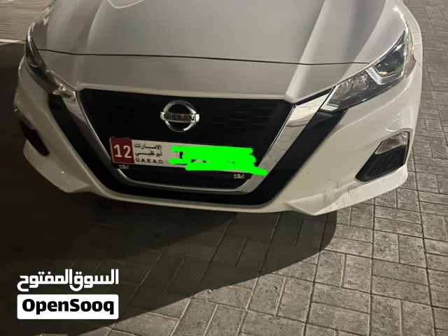 2021 نيسان التيما Standard